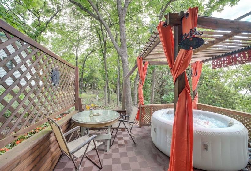 Lakefront Canadian Gem: Hot Tub, Decks & Grills