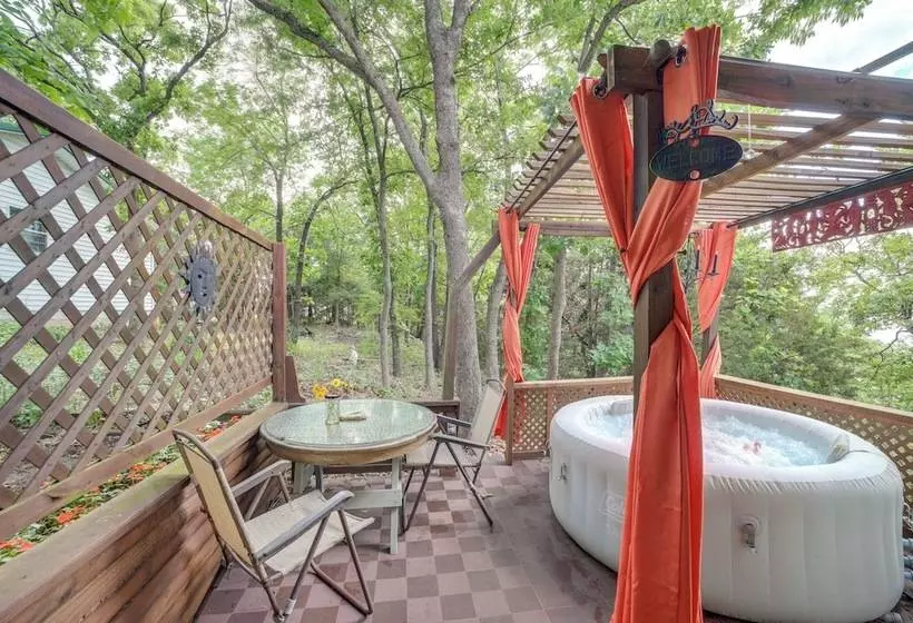 Lakefront Canadian Gem: Hot Tub, Decks & Grills