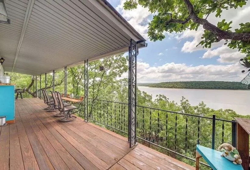 Lakefront Canadian Gem: Hot Tub, Decks & Grills