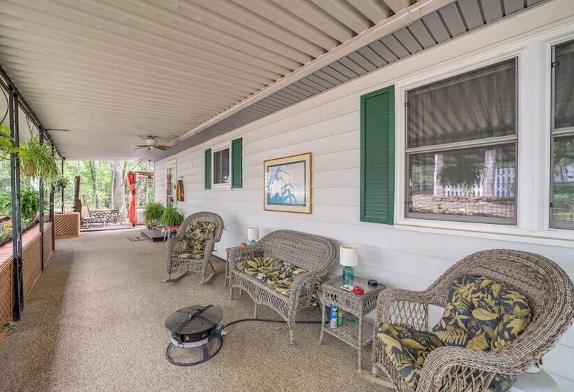 Lakefront Canadian Gem: Hot Tub, Decks & Grills