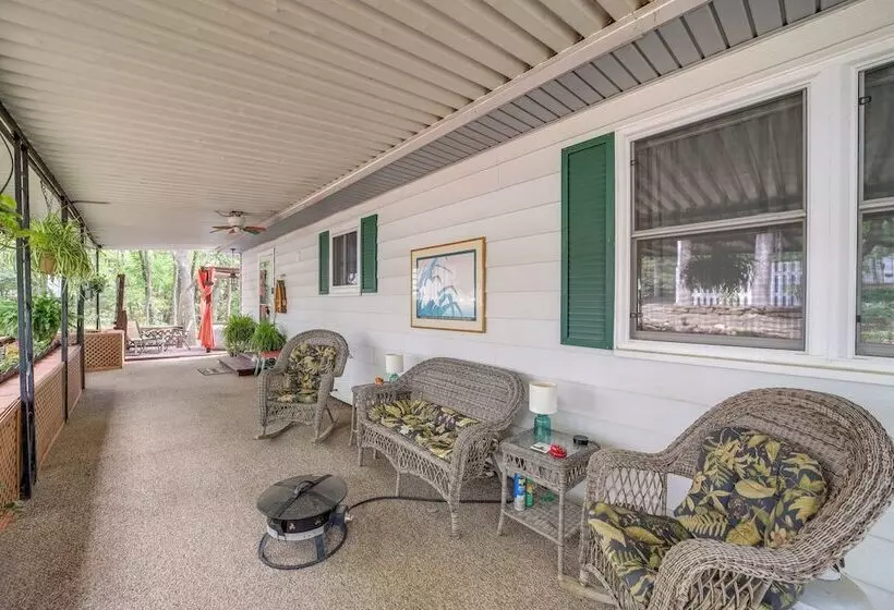 Lakefront Canadian Gem: Hot Tub, Decks & Grills