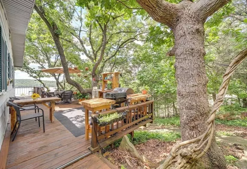 Lakefront Canadian Gem: Hot Tub, Decks & Grills