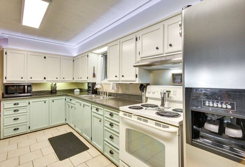 Lakefront Canadian Gem: Hot Tub, Decks & Grills