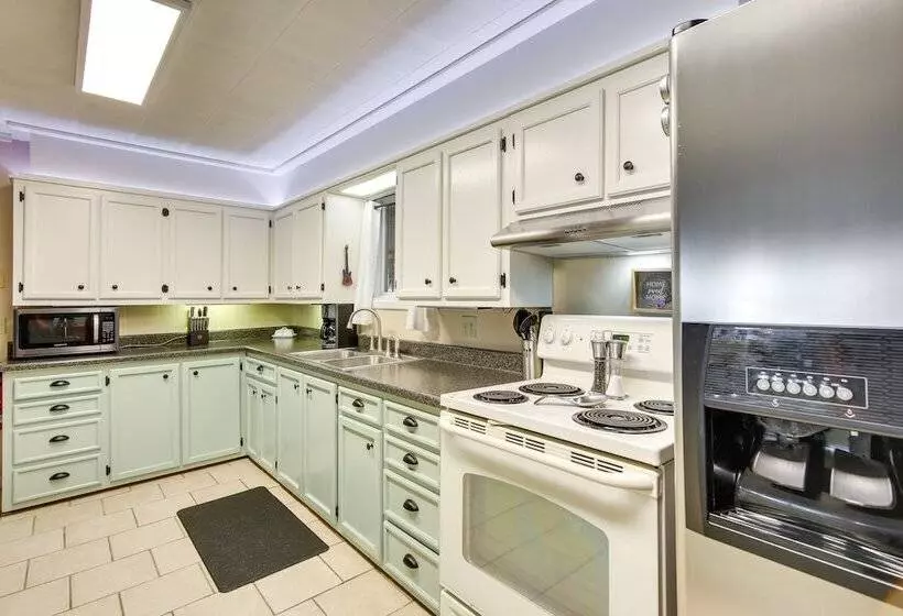 Lakefront Canadian Gem: Hot Tub, Decks & Grills