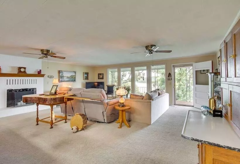 Lakefront Canadian Gem: Hot Tub, Decks & Grills