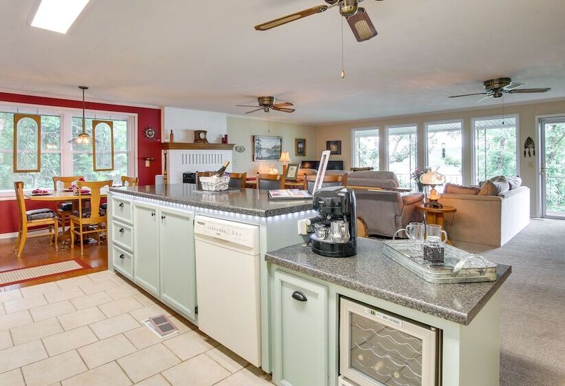 Lakefront Canadian Gem: Hot Tub, Decks & Grills