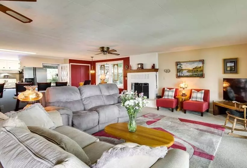 Lakefront Canadian Gem: Hot Tub, Decks & Grills