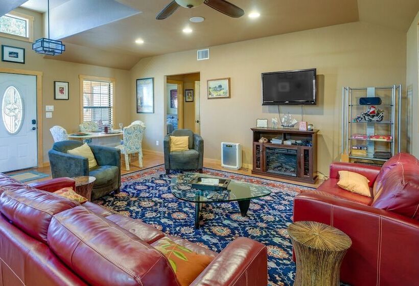 Peaceful & Secluded Bandera Home W/ Deck & Grill!