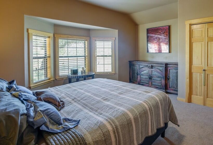 Peaceful & Secluded Bandera Home W/ Deck & Grill!