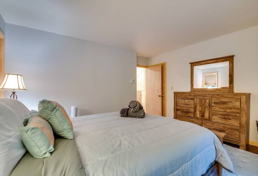 Pocono Lake Retreat W/ Fire Pit: Near Beach!