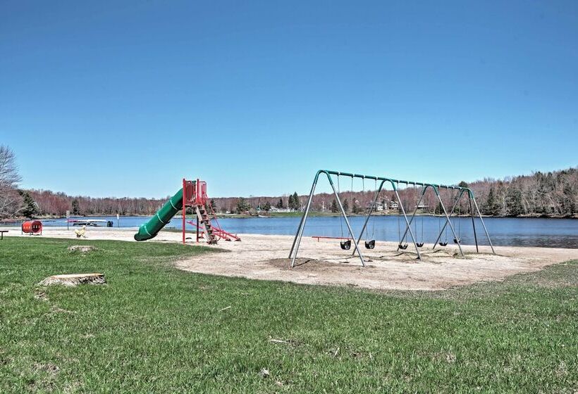 Pocono Lake Retreat W/ Fire Pit: Near Beach!