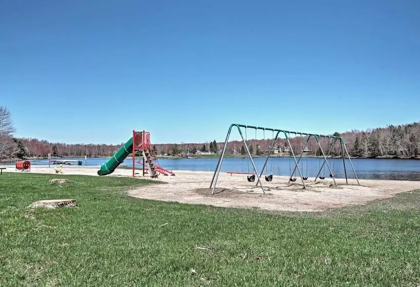 Pocono Lake Retreat W/ Fire Pit: Near Beach!