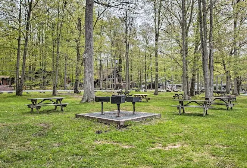 Pocono Lake Retreat W/ Fire Pit: Near Beach!