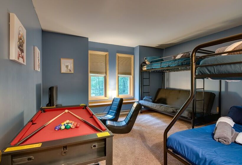 Pocono Lake Retreat W/ Fire Pit: Near Beach!