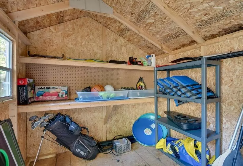 Pocono Lake Retreat W/ Fire Pit: Near Beach!