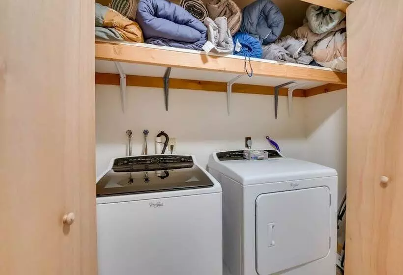 Pocono Lake Retreat W/ Fire Pit: Near Beach!