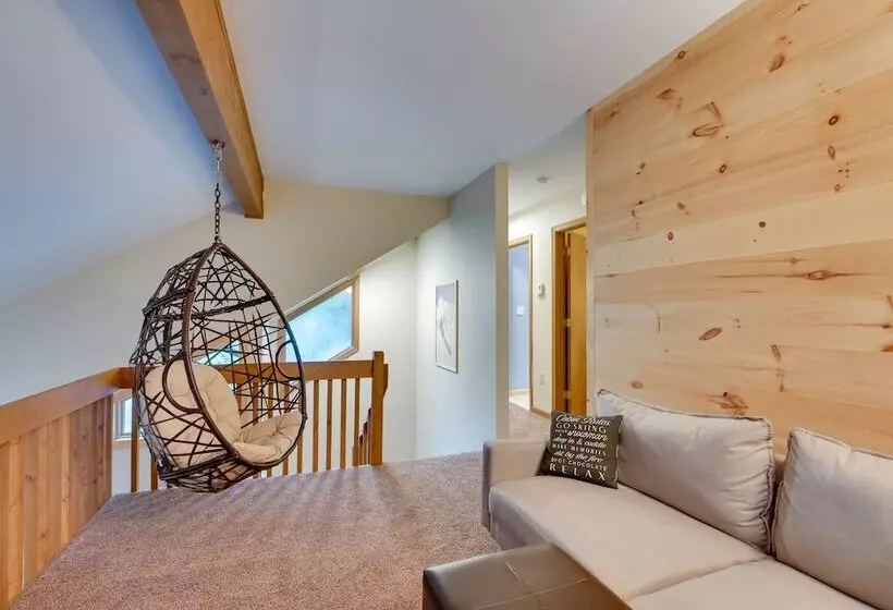 Pocono Lake Retreat W/ Fire Pit: Near Beach!