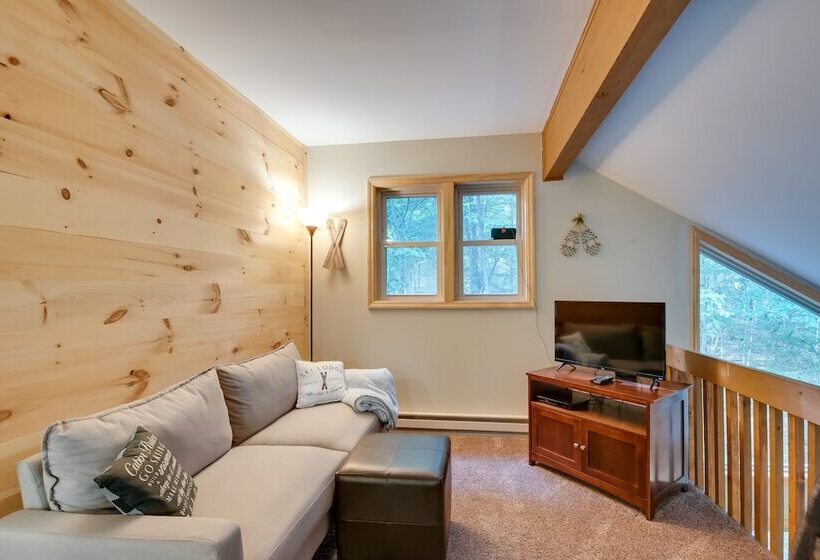 Pocono Lake Retreat W/ Fire Pit: Near Beach!