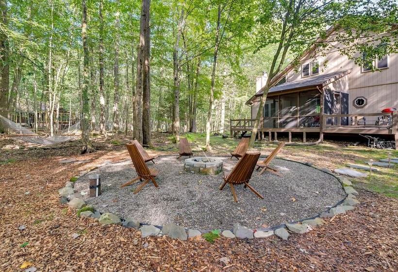 Pocono Lake Retreat W/ Fire Pit: Near Beach!