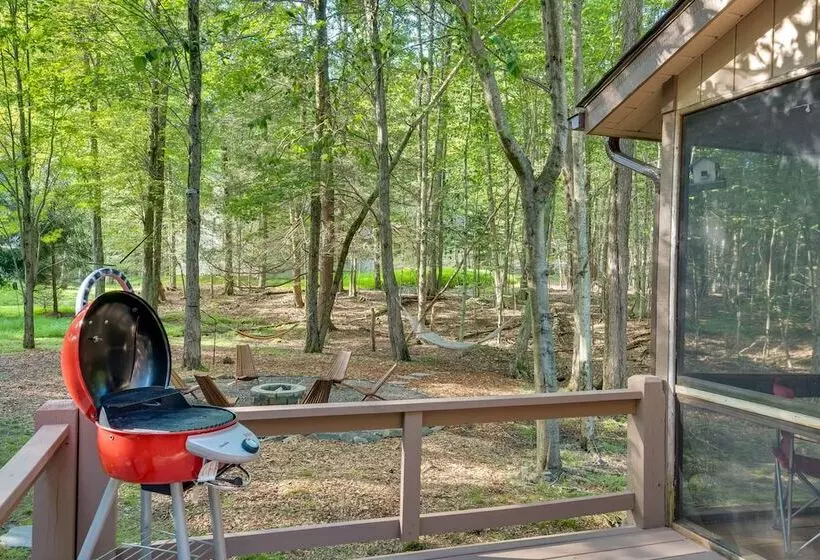Pocono Lake Retreat W/ Fire Pit: Near Beach!