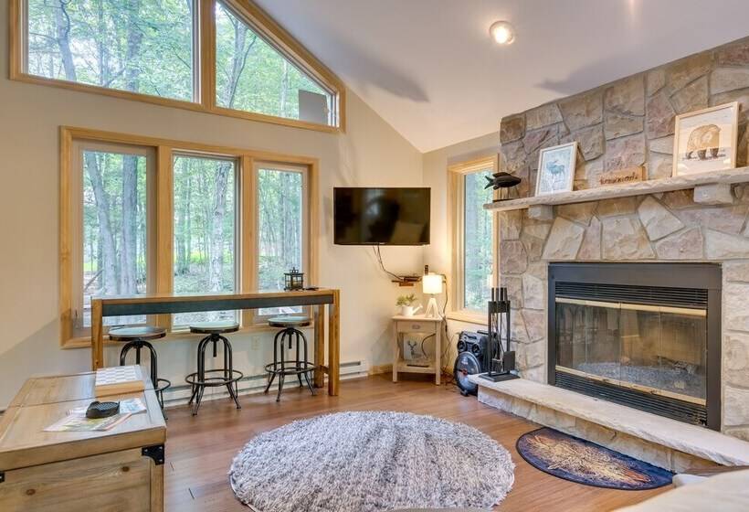 Pocono Lake Retreat W/ Fire Pit: Near Beach!