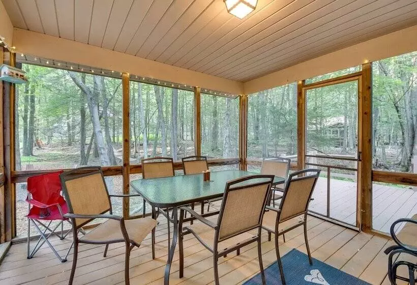 Pocono Lake Retreat W/ Fire Pit: Near Beach!