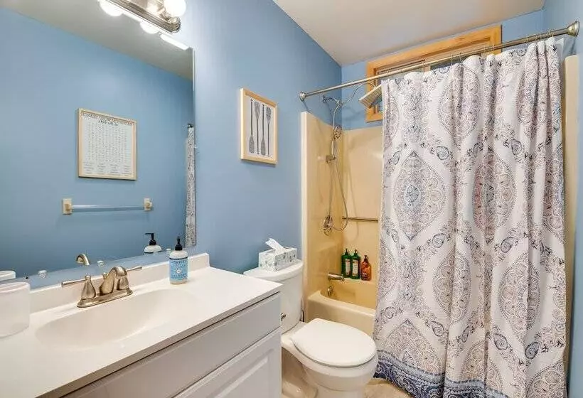 Pocono Lake Retreat W/ Fire Pit: Near Beach!