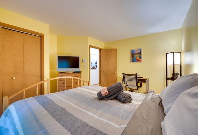 Pocono Lake Retreat W/ Fire Pit: Near Beach!