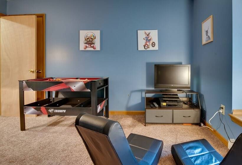 Pocono Lake Retreat W/ Fire Pit: Near Beach!