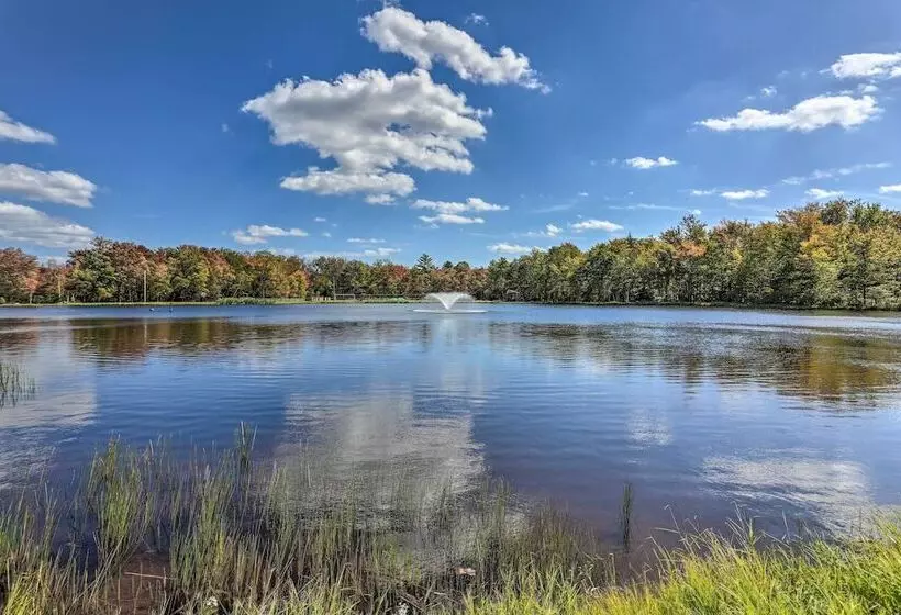 Pocono Lake Retreat W/ Fire Pit: Near Beach!