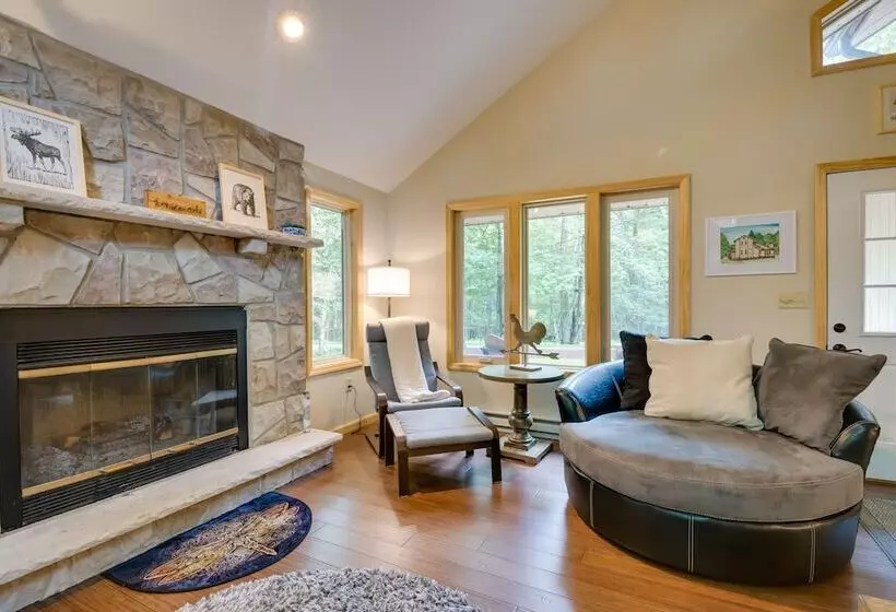 Pocono Lake Retreat W/ Fire Pit: Near Beach!