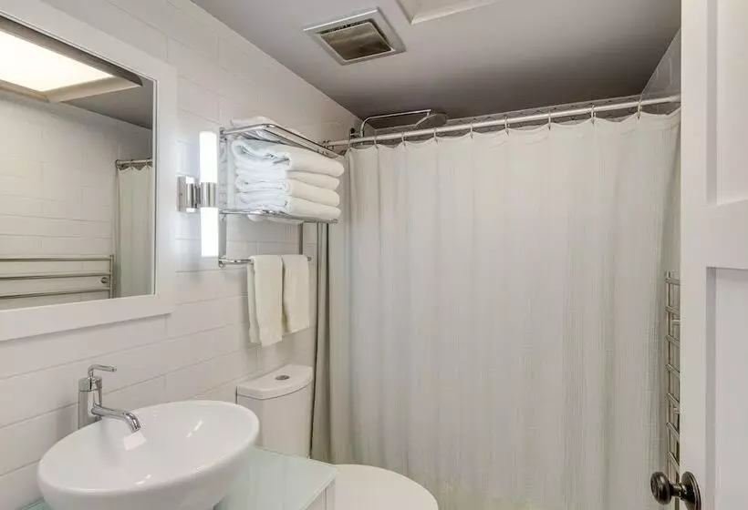 Riverfront Appleton Home With Pool & Boat Dock!