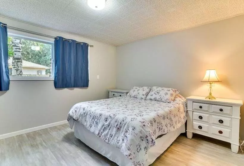 Serene Forest Grove Home W/ Deck & Stunning Views!