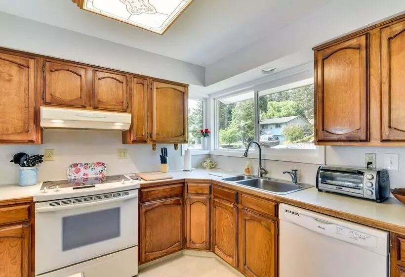 Serene Forest Grove Home W/ Deck & Stunning Views!