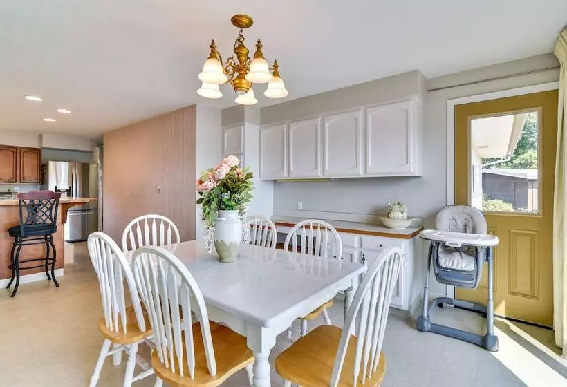 Serene Forest Grove Home W/ Deck & Stunning Views!