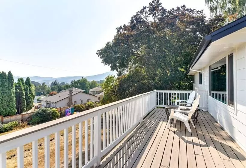 Serene Forest Grove Home W/ Deck & Stunning Views!