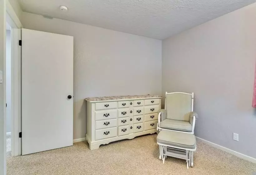 Serene Forest Grove Home W/ Deck & Stunning Views!