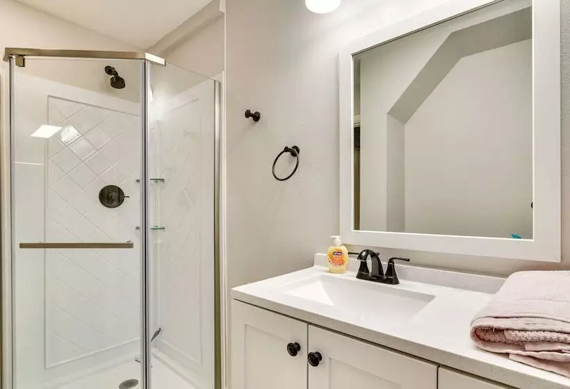 Serene Forest Grove Home W/ Deck & Stunning Views!