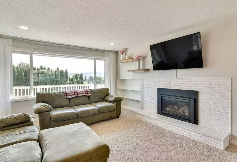 Serene Forest Grove Home W/ Deck & Stunning Views!