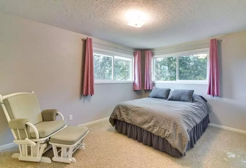 Serene Forest Grove Home W/ Deck & Stunning Views!