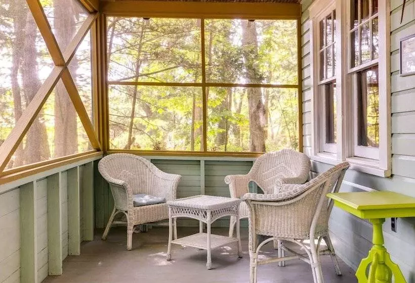 Southold Cottage W/ Patio & Grill   Walk To Beach!