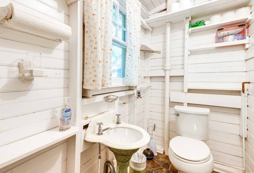 Southold Cottage W/ Patio & Grill Walk To Beach!