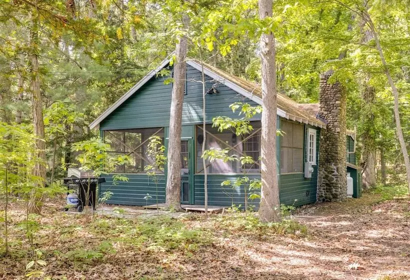 Southold Cottage W/ Patio & Grill   Walk To Beach!