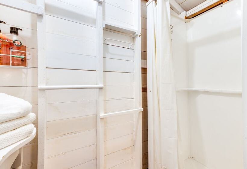 Southold Cottage W/ Patio & Grill Walk To Beach!