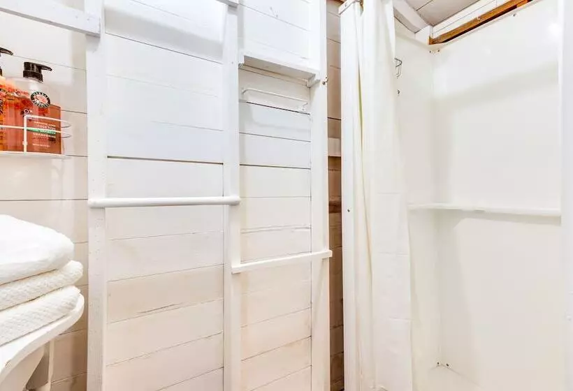 Southold Cottage W/ Patio & Grill   Walk To Beach!