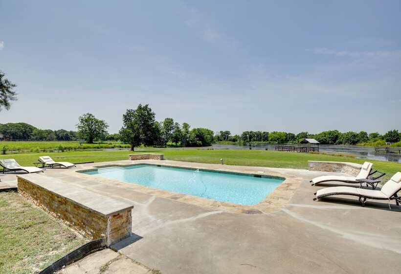 Private Pool & Guest House: Spacious Kemp Home!