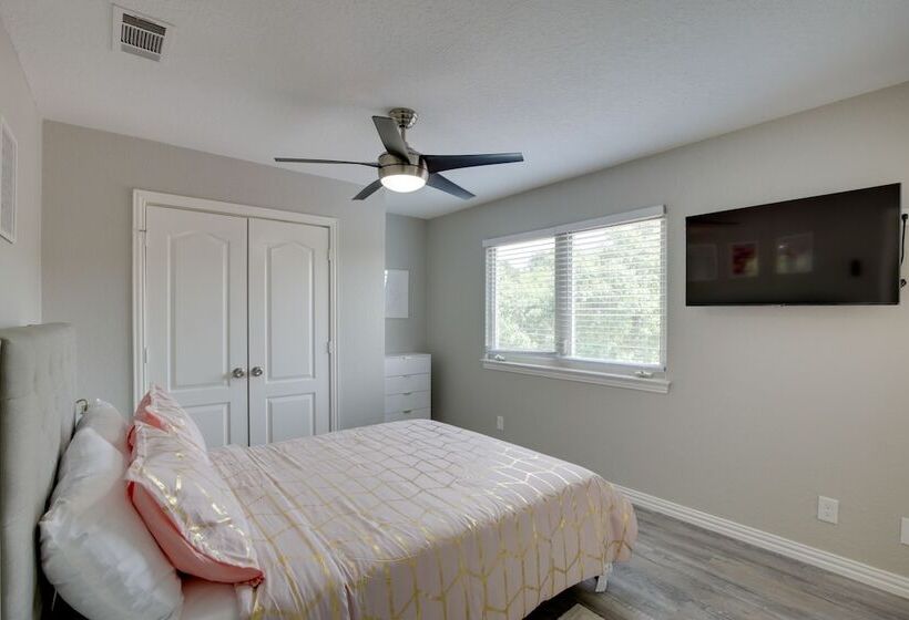 Private Pool & Guest House: Spacious Kemp Home!