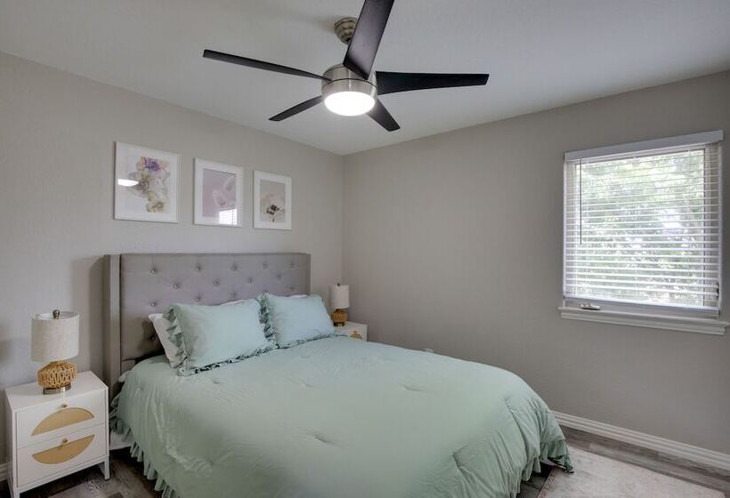 Private Pool & Guest House: Spacious Kemp Home!