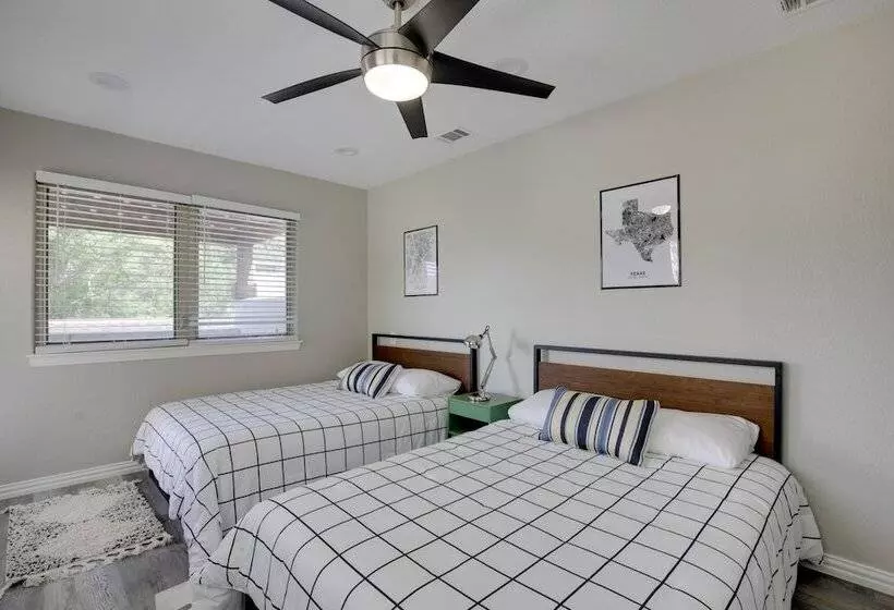 Private Pool & Guest House: Spacious Kemp Home!