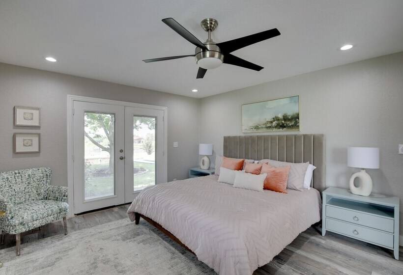 Private Pool & Guest House: Spacious Kemp Home!